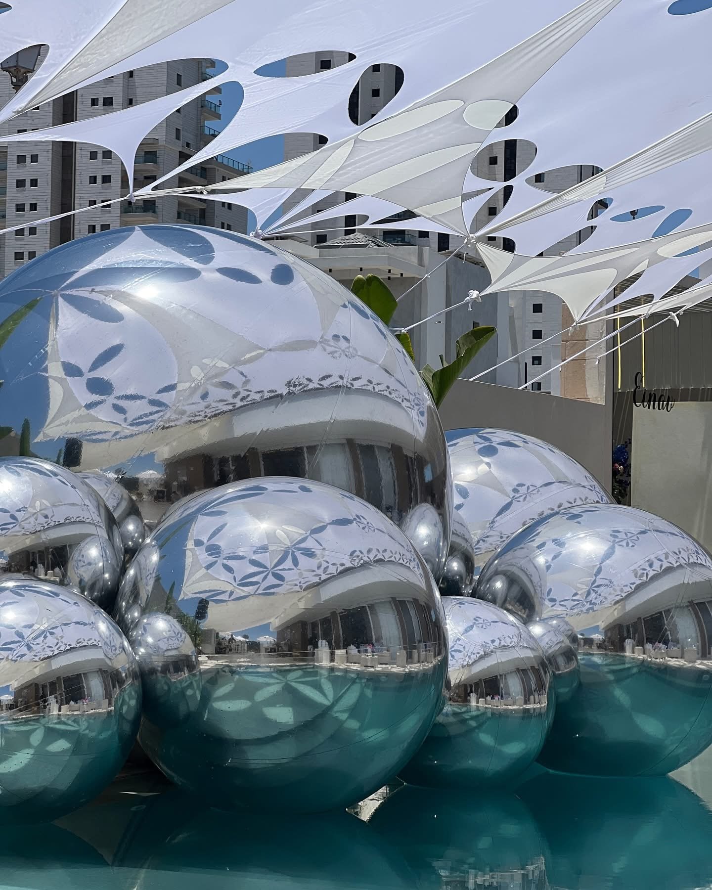 Ballons miroirs argentés sous une couverture décorative ajourée