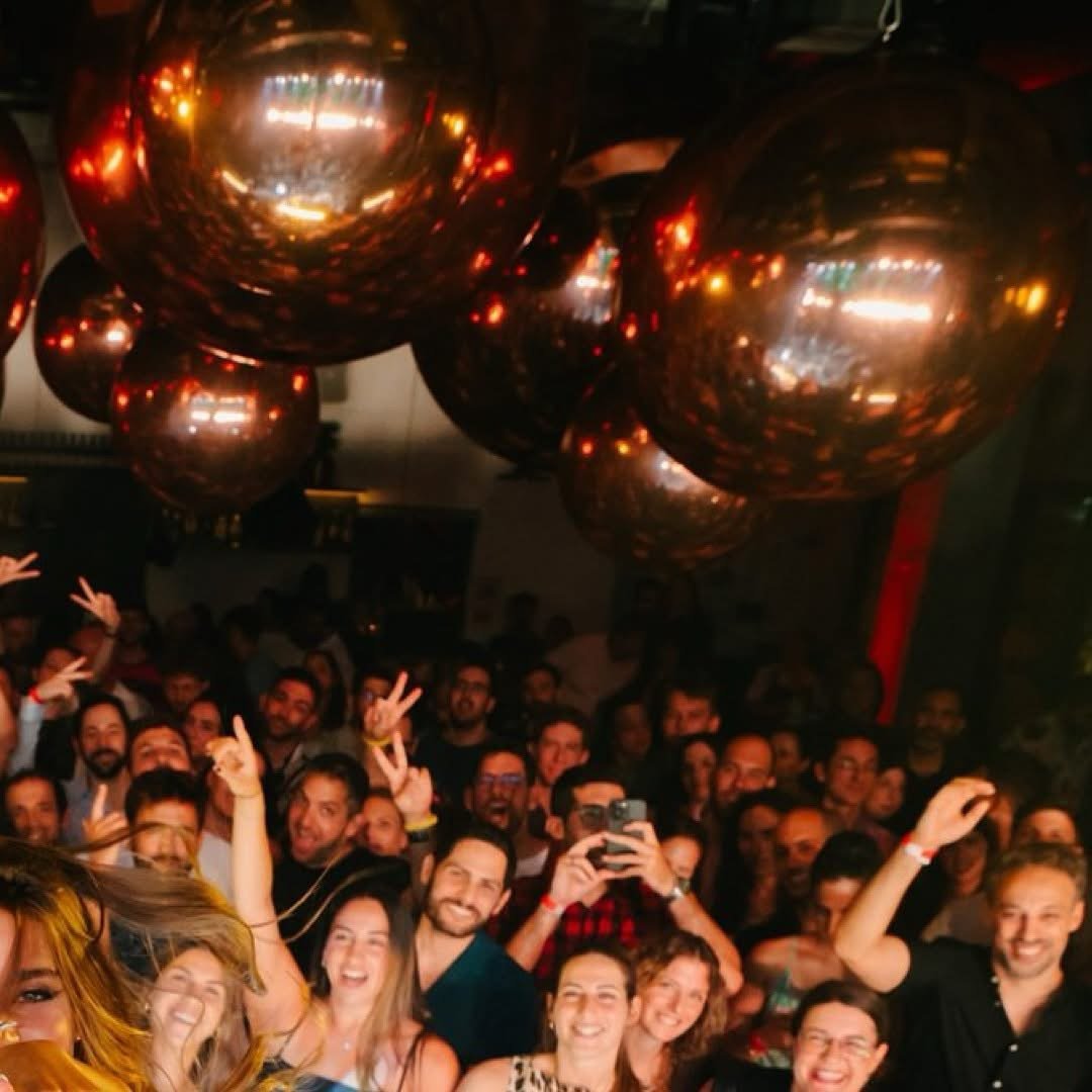Ballons miroirs suspendus au-dessus du public pendant une soirée