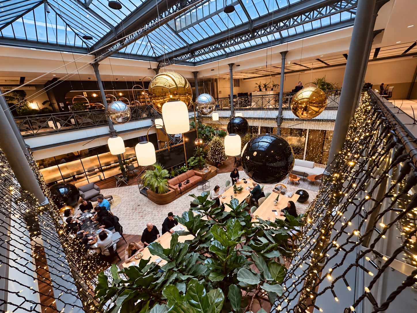 Décoration de ballons miroirs au-dessus d’un espace de réception sous verrière