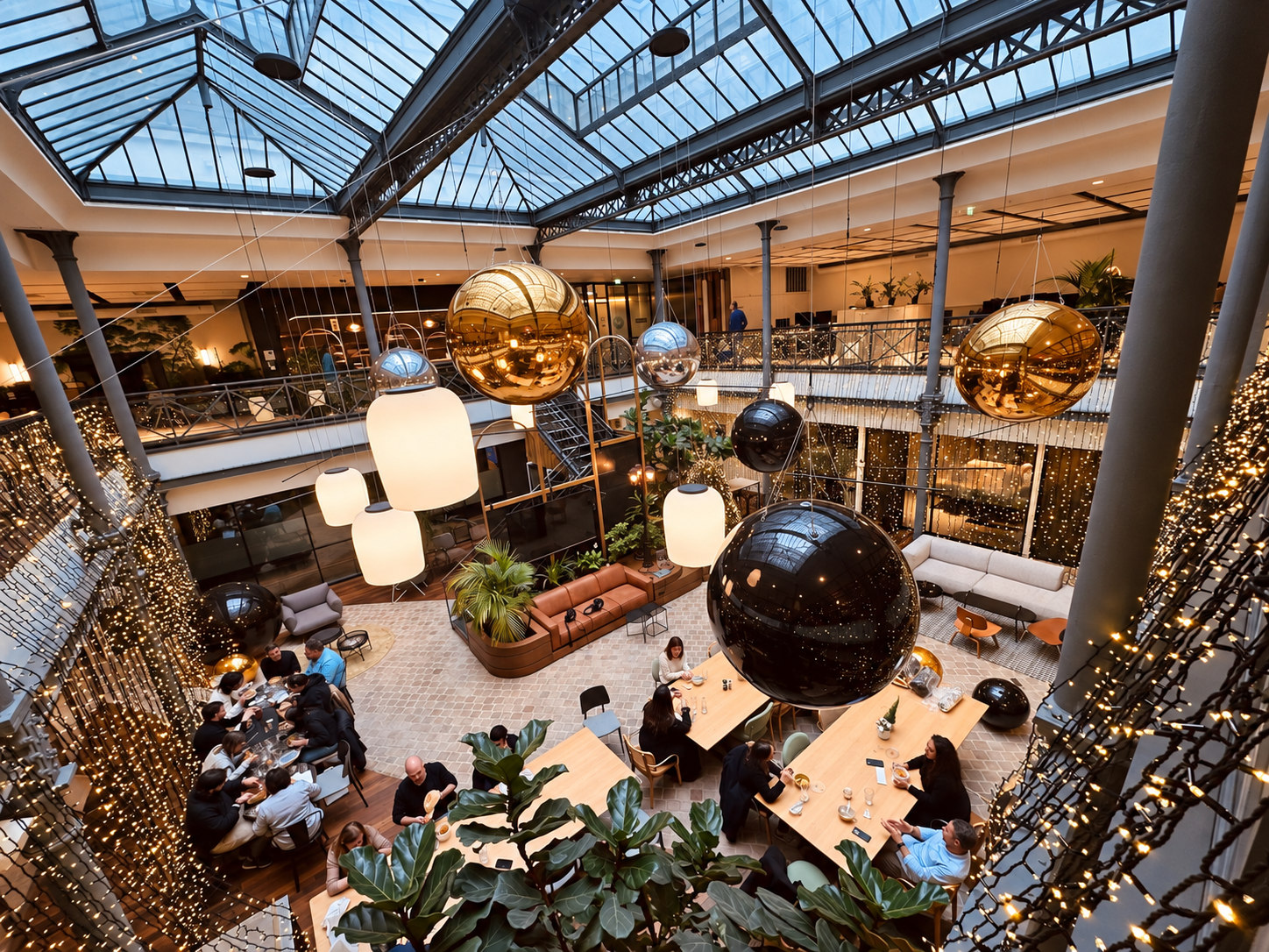 Vue d’ensemble d’un espace décoré avec des ballons miroirs et des guirlandes