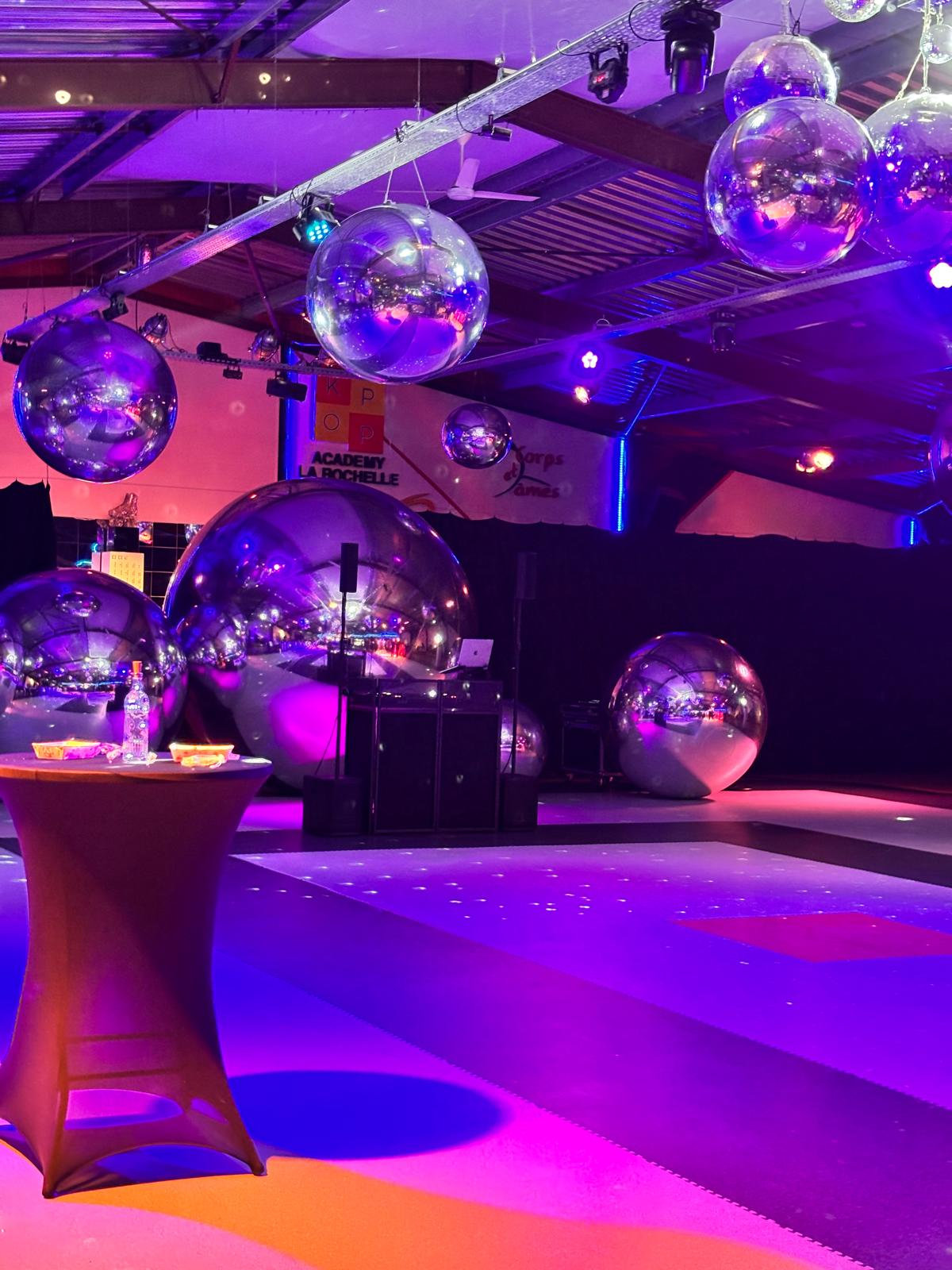 Ballons miroirs argentés suspendus et posés lors d’une soirée