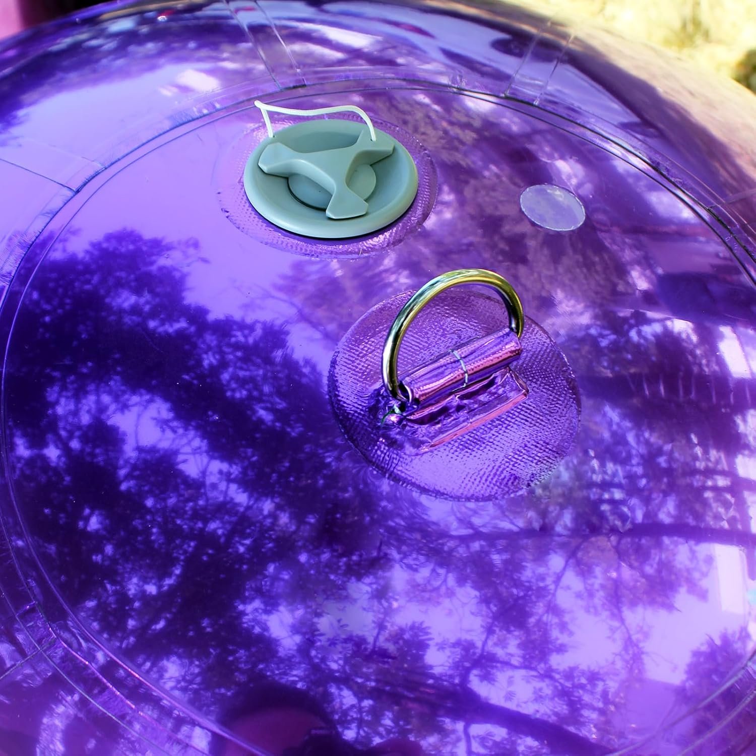 Détail d’une valve et d’un anneau de fixation sur un ballon miroir violet