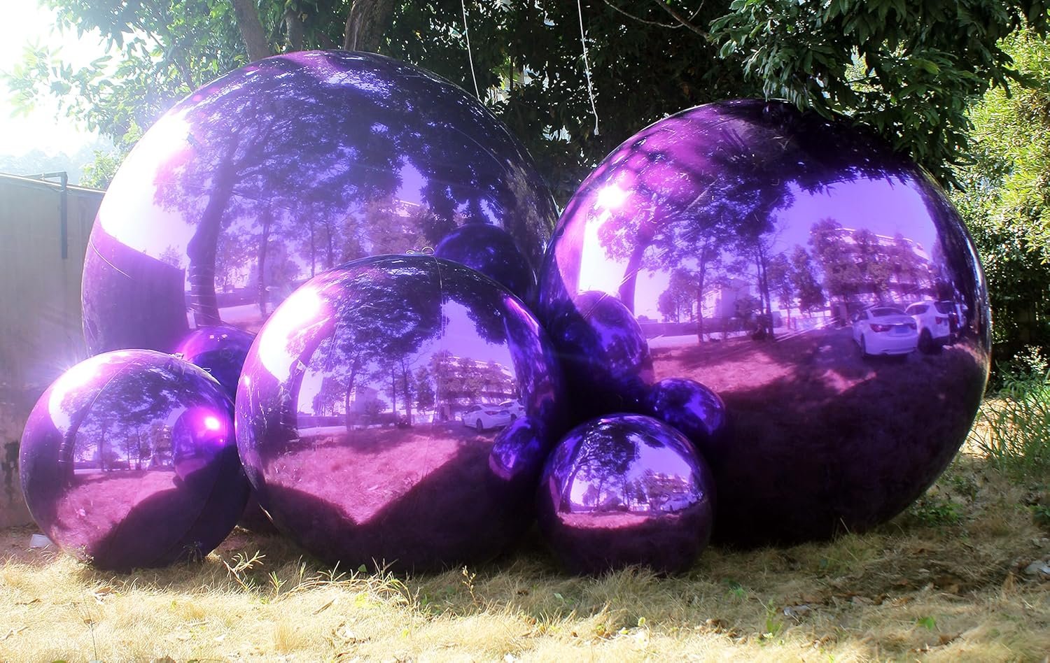 Composition de ballons miroirs violets de plusieurs diamètres en extérieur