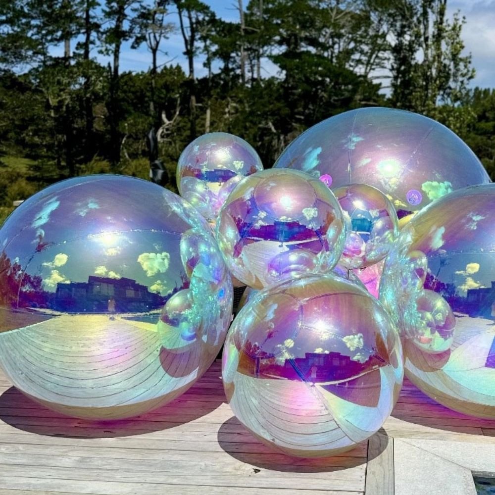 Ballons miroirs iridescents en extérieur
