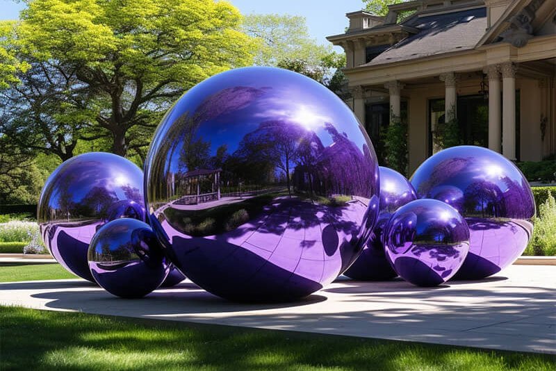 Composition de ballons miroirs violets sur une terrasse