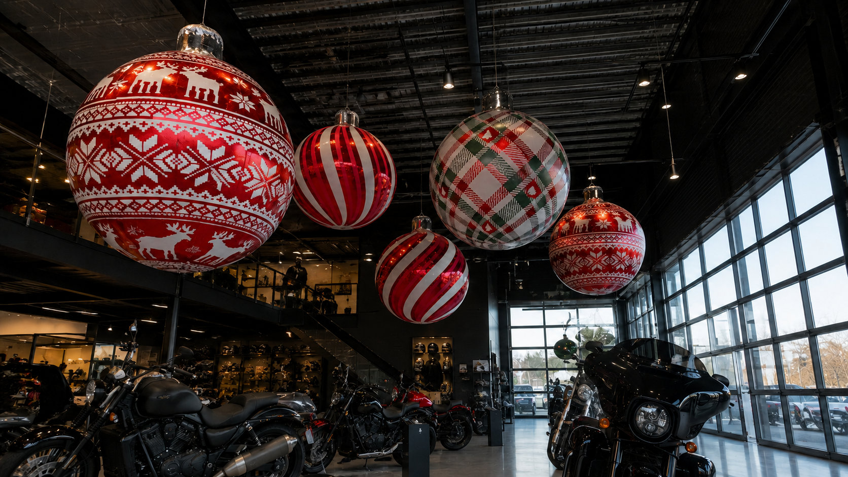 Décoration de Noël rouge et blanche dans un showroom de motos