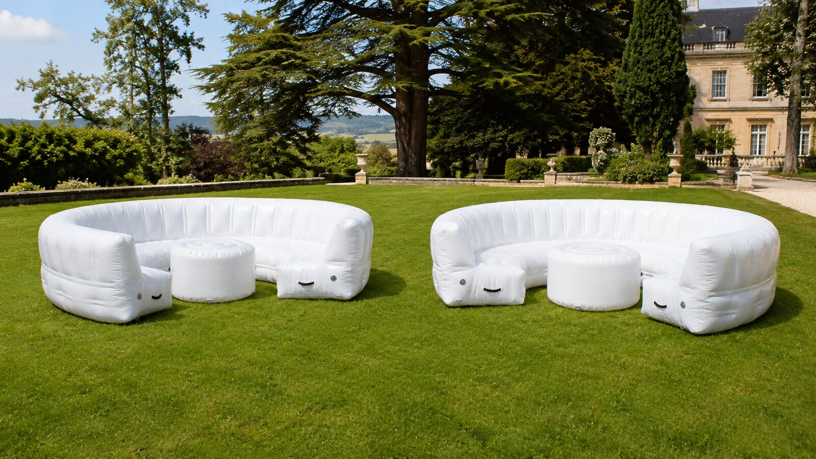 Canapés gonflables FATPOP blancs dans un jardin