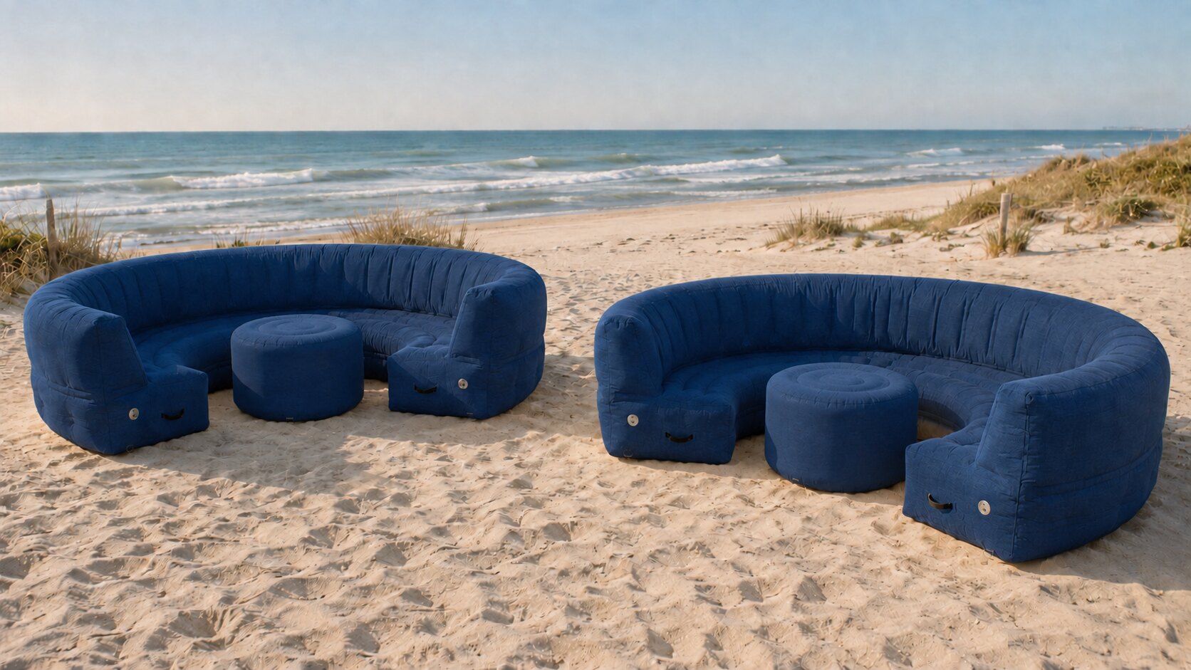 Deux canapés gonflables FATPOP bleus sur une plage