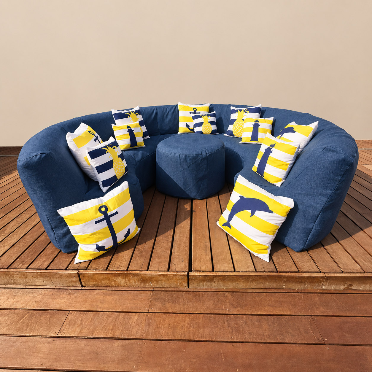 Canapé FATPOP bleu avec coussins à motifs marins jaunes et blancs