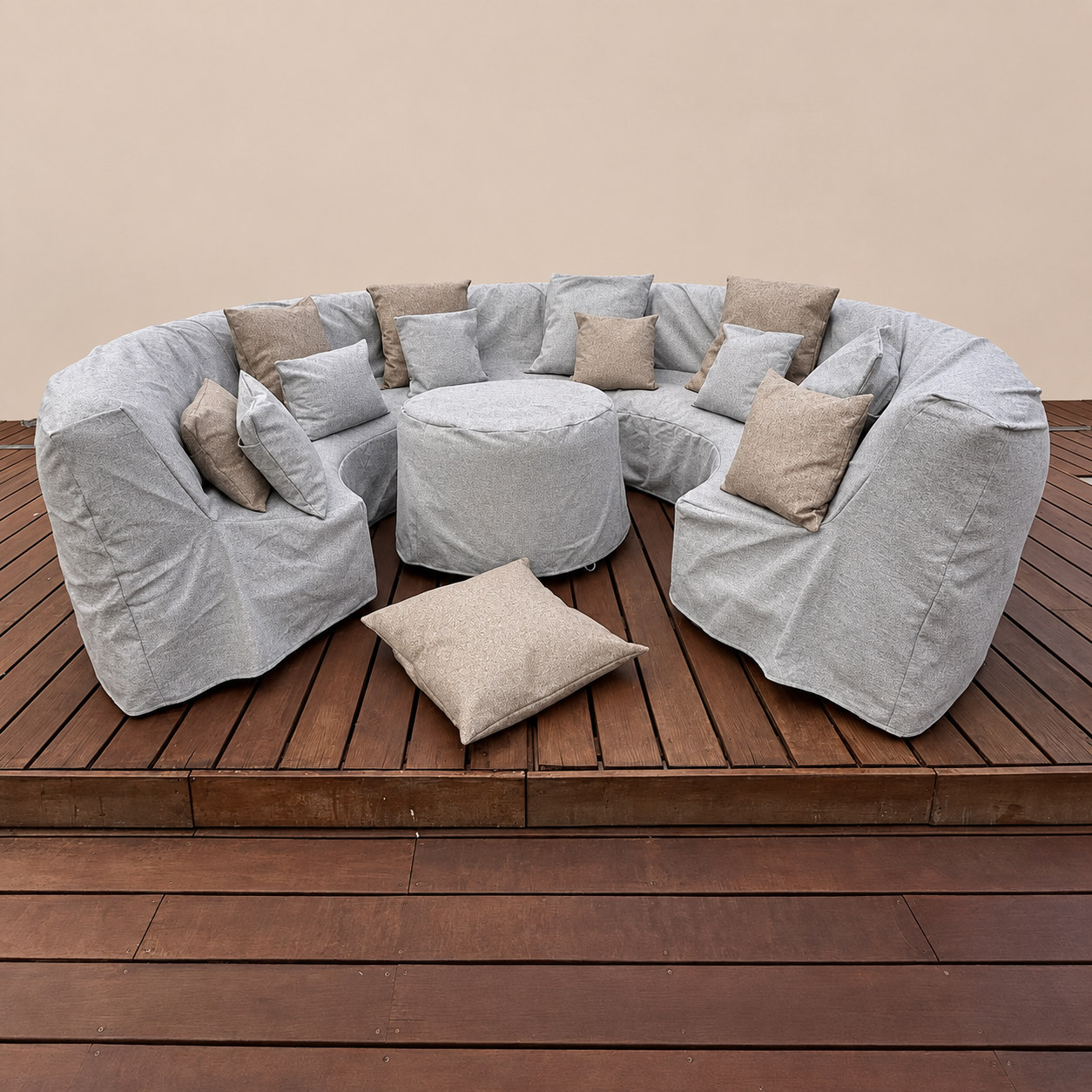 Canapé FATPOP gris clair avec pouf et coussins beiges