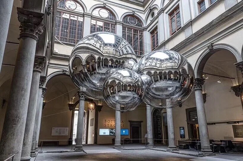 Ballons miroirs argentés suspendus dans un patio