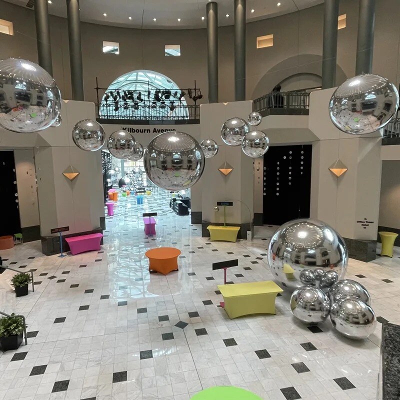 Ballons miroirs argentés dans une grande salle