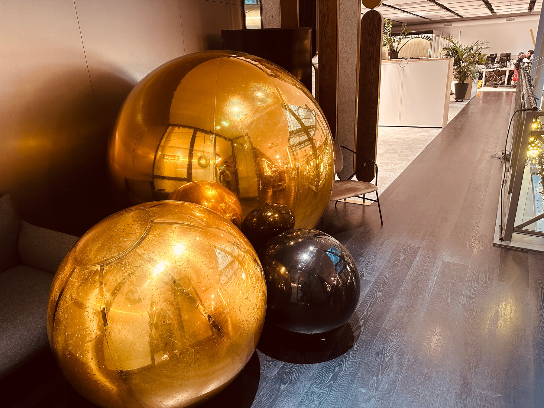 Détail de ballons miroirs dorés et noirs