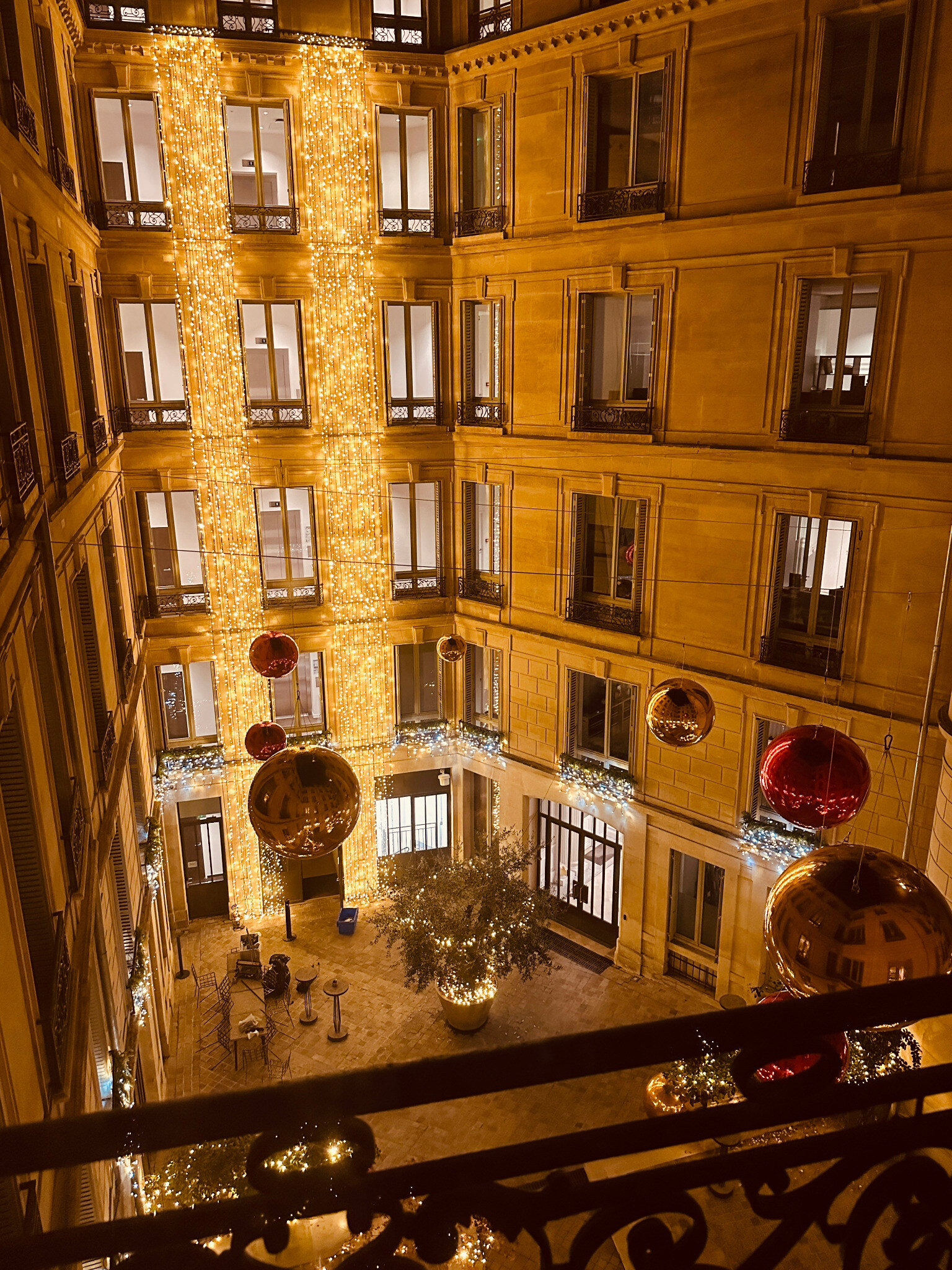 Ballons miroirs installés sur la façade intérieure d’un bâtiment