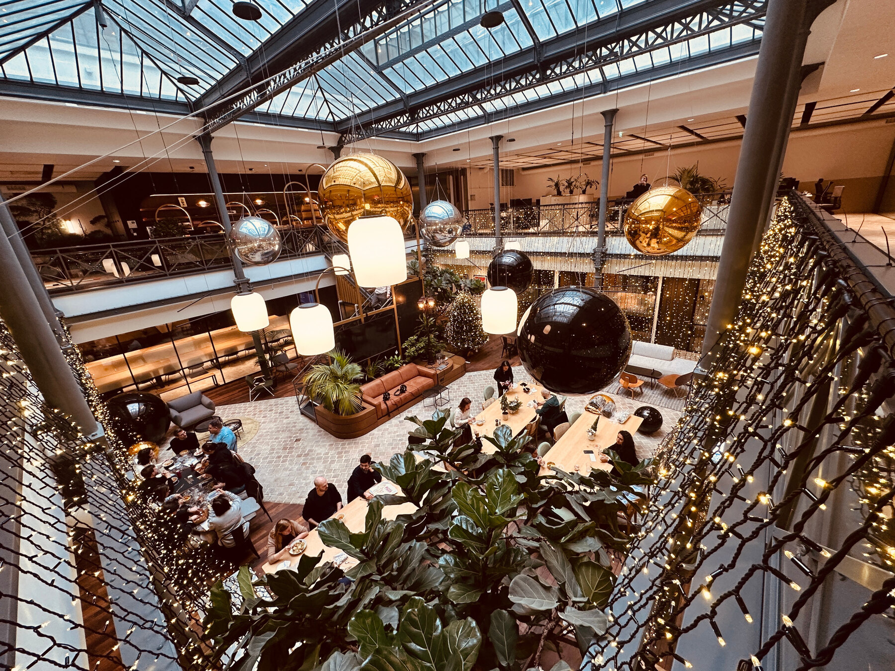Ballons miroirs dorés, argentés et noirs suspendus