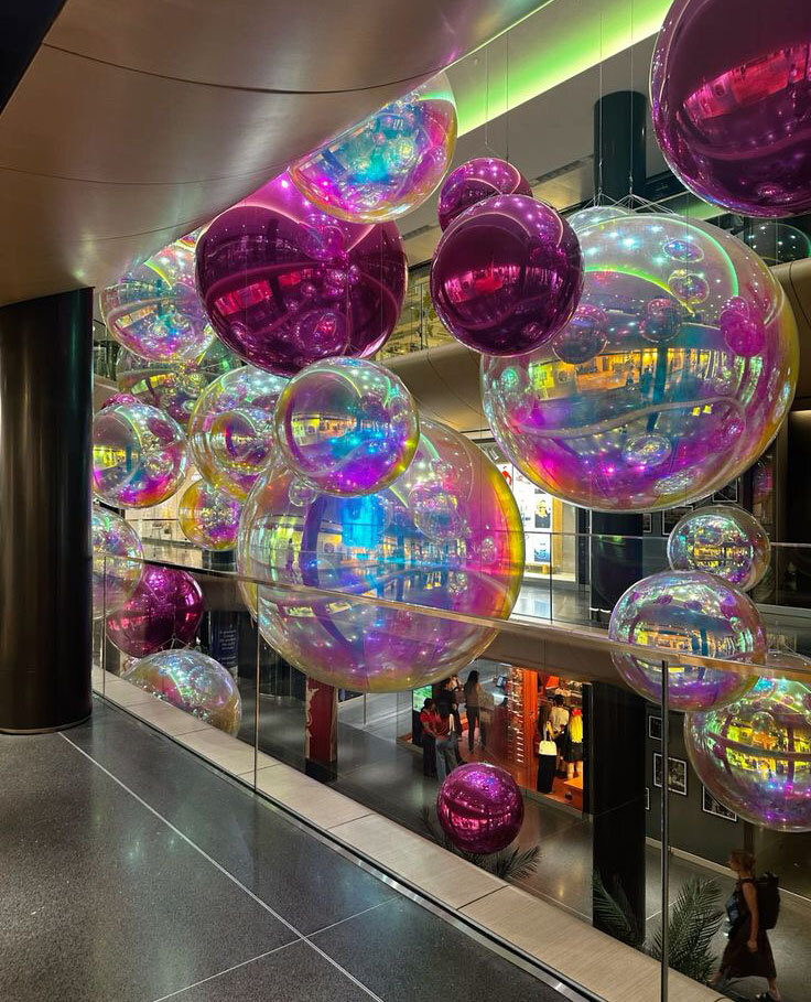Décoration événementielle avec ballons miroirs