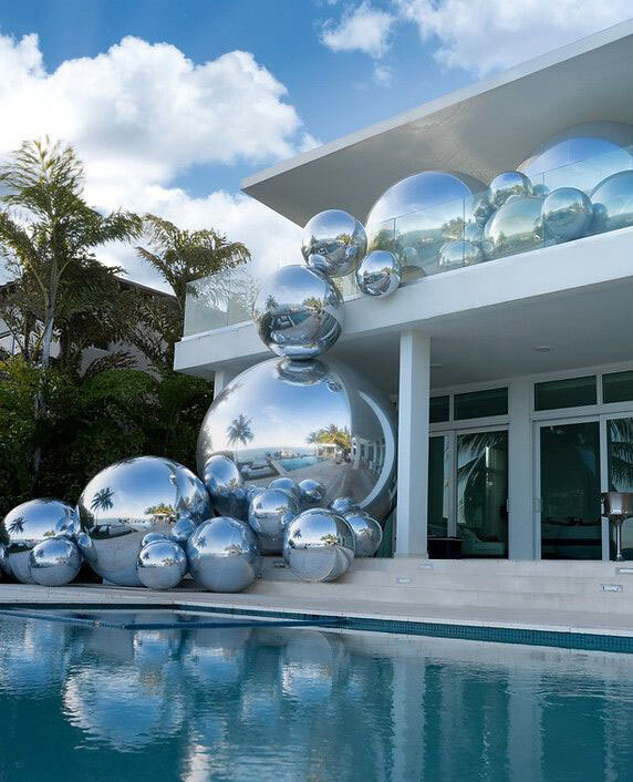 Ballons miroirs argentés installés à l’extérieur