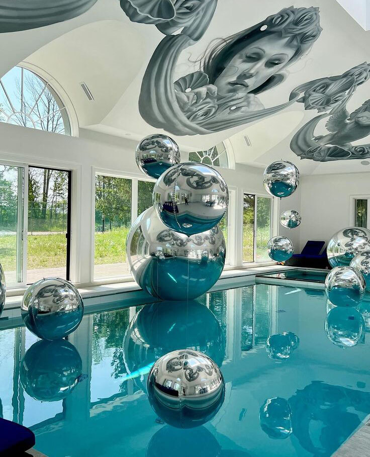 Ballons miroirs suspendus autour d’une piscine
