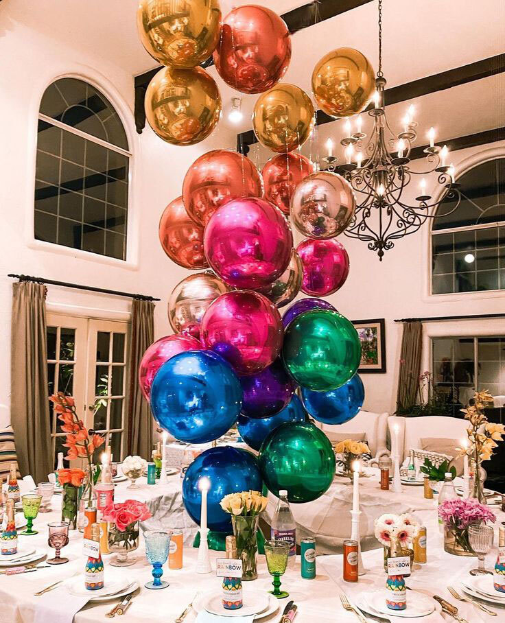 Composition verticale de ballons miroirs multicolores