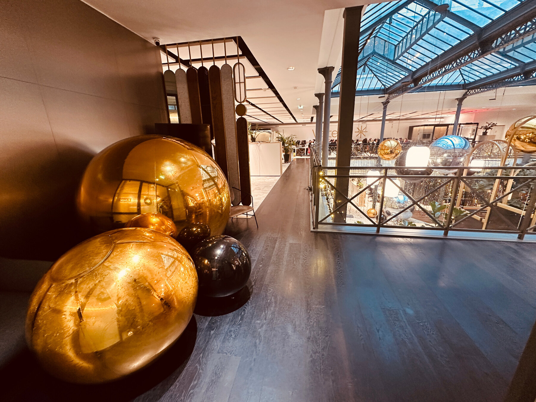 Ballons miroirs dorés dans un espace événementiel