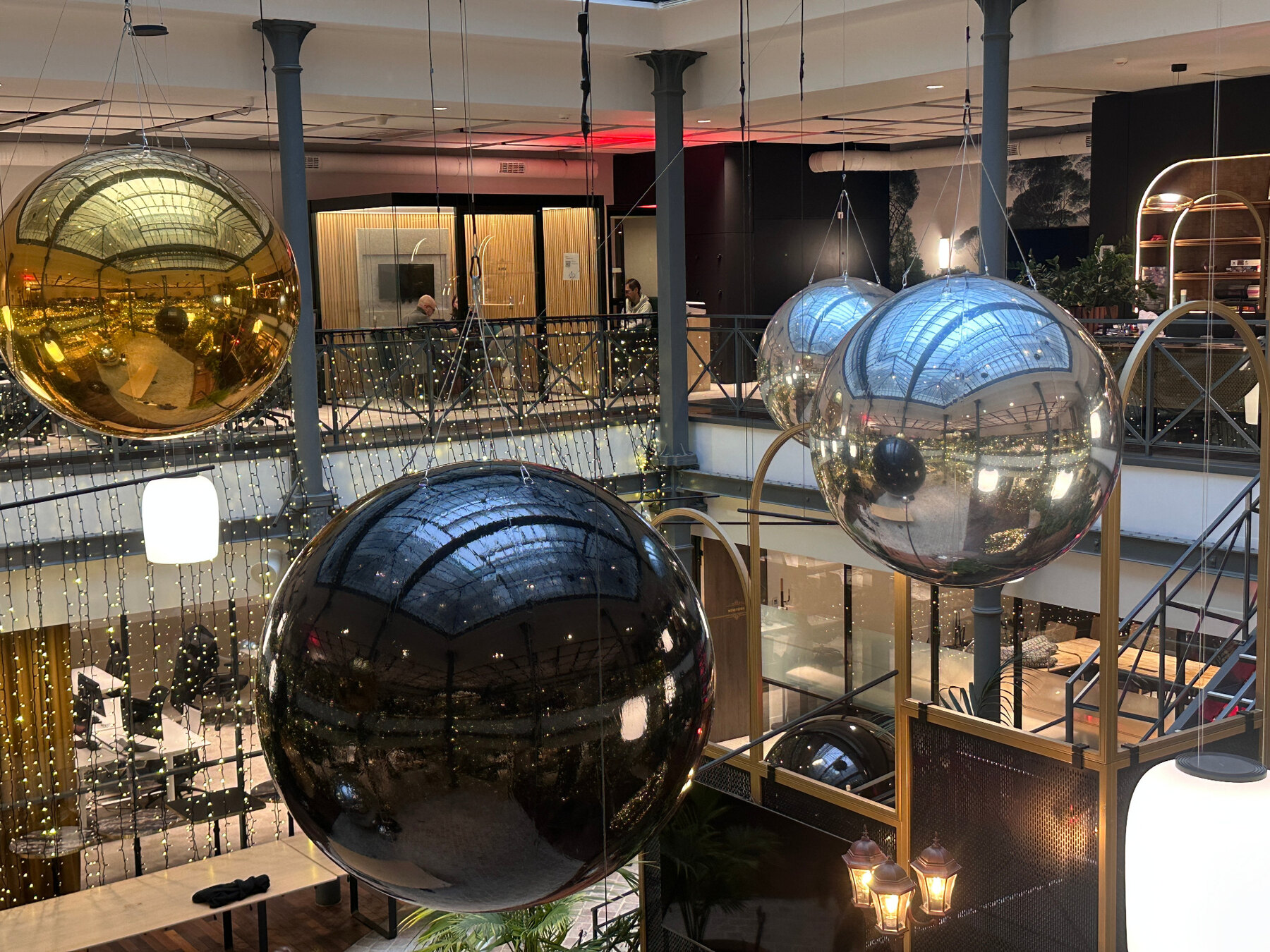 Ballons miroirs de plusieurs couleurs suspendus