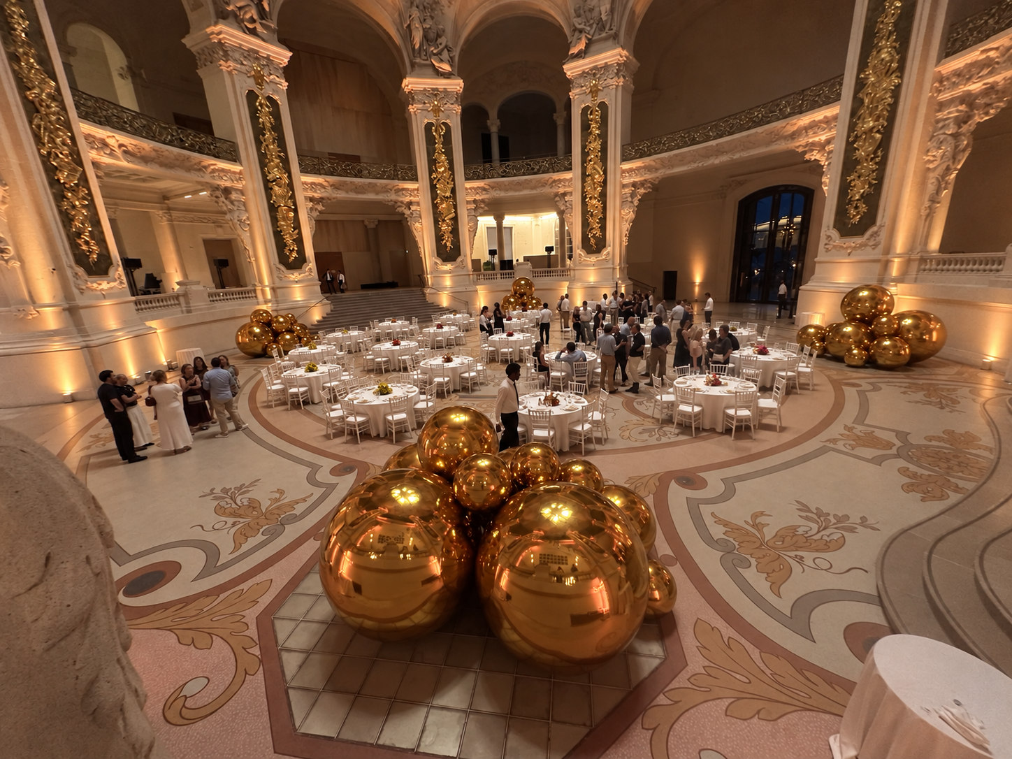 Vue en hauteur d’une salle décorée de ballons miroirs dorés