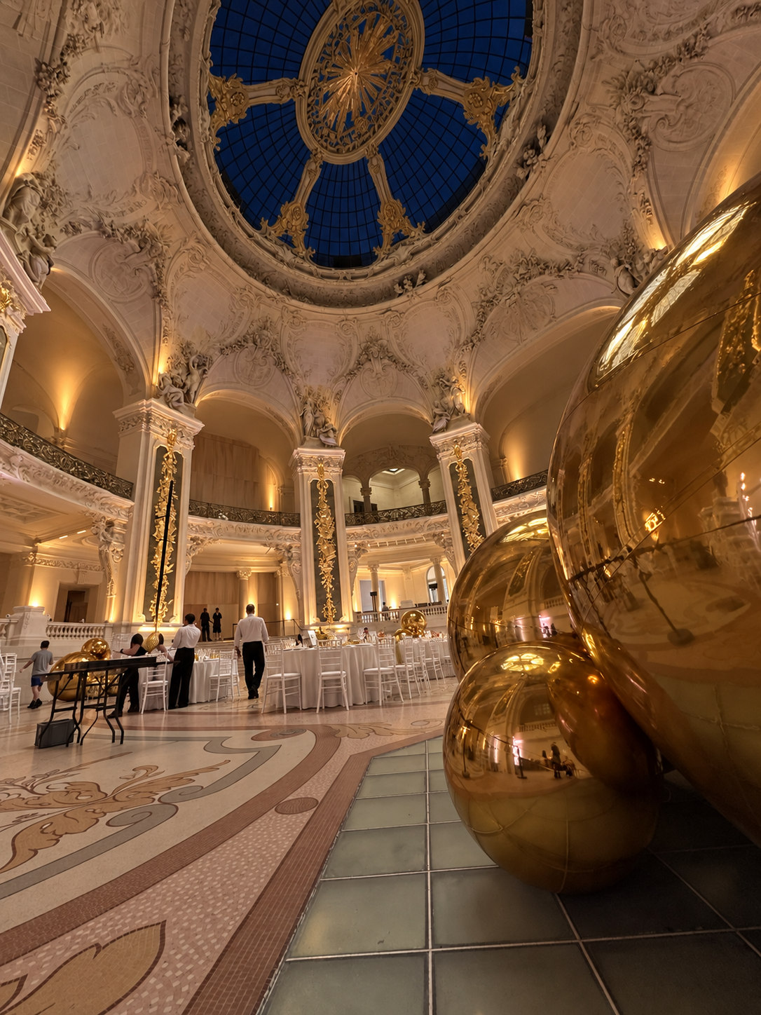 Ballons miroirs dorés au pied des colonnes, vue verticale