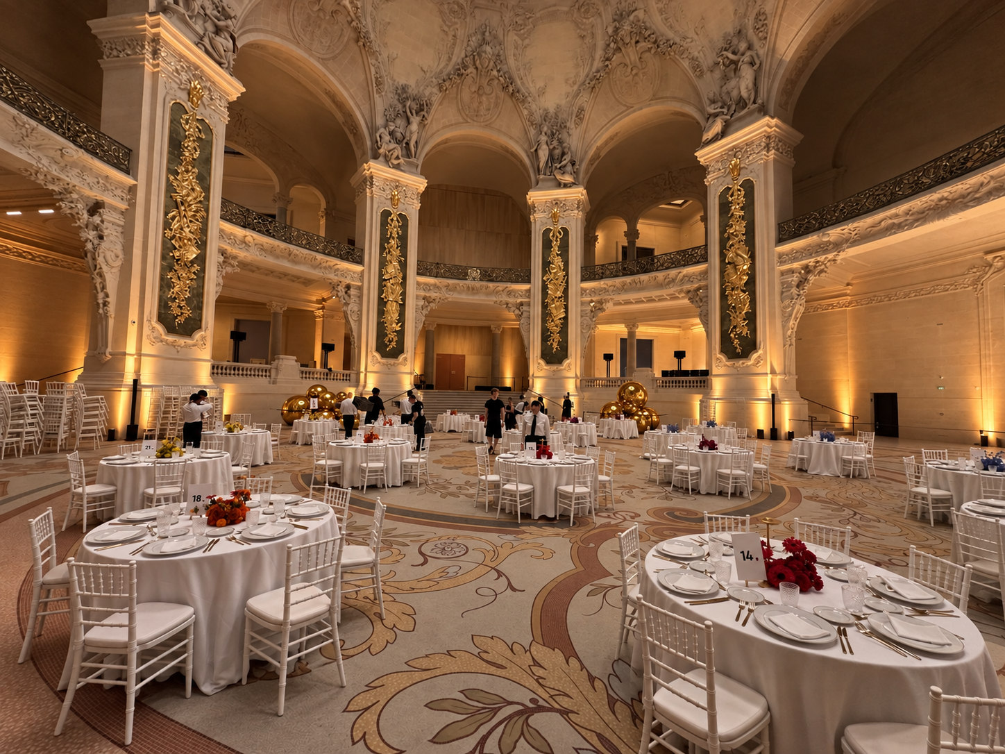 Grande salle de réception avec compositions de sphères miroir dorées
