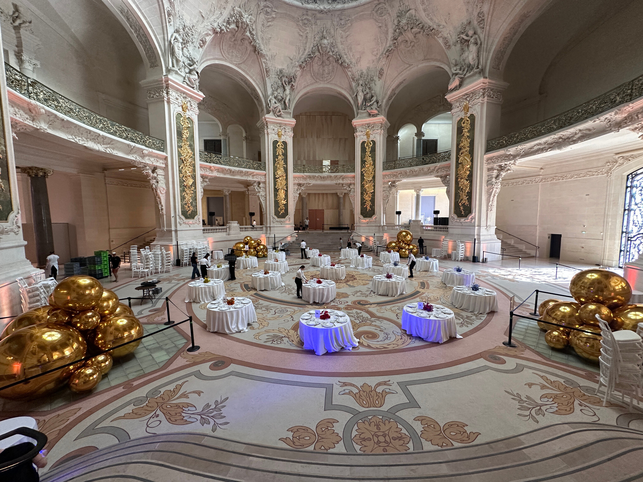 Ballons miroirs dorés dans une grande salle de réception