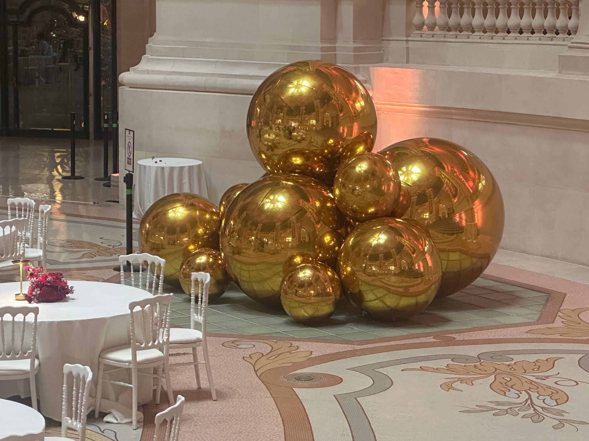 Composition de ballons miroirs dorés