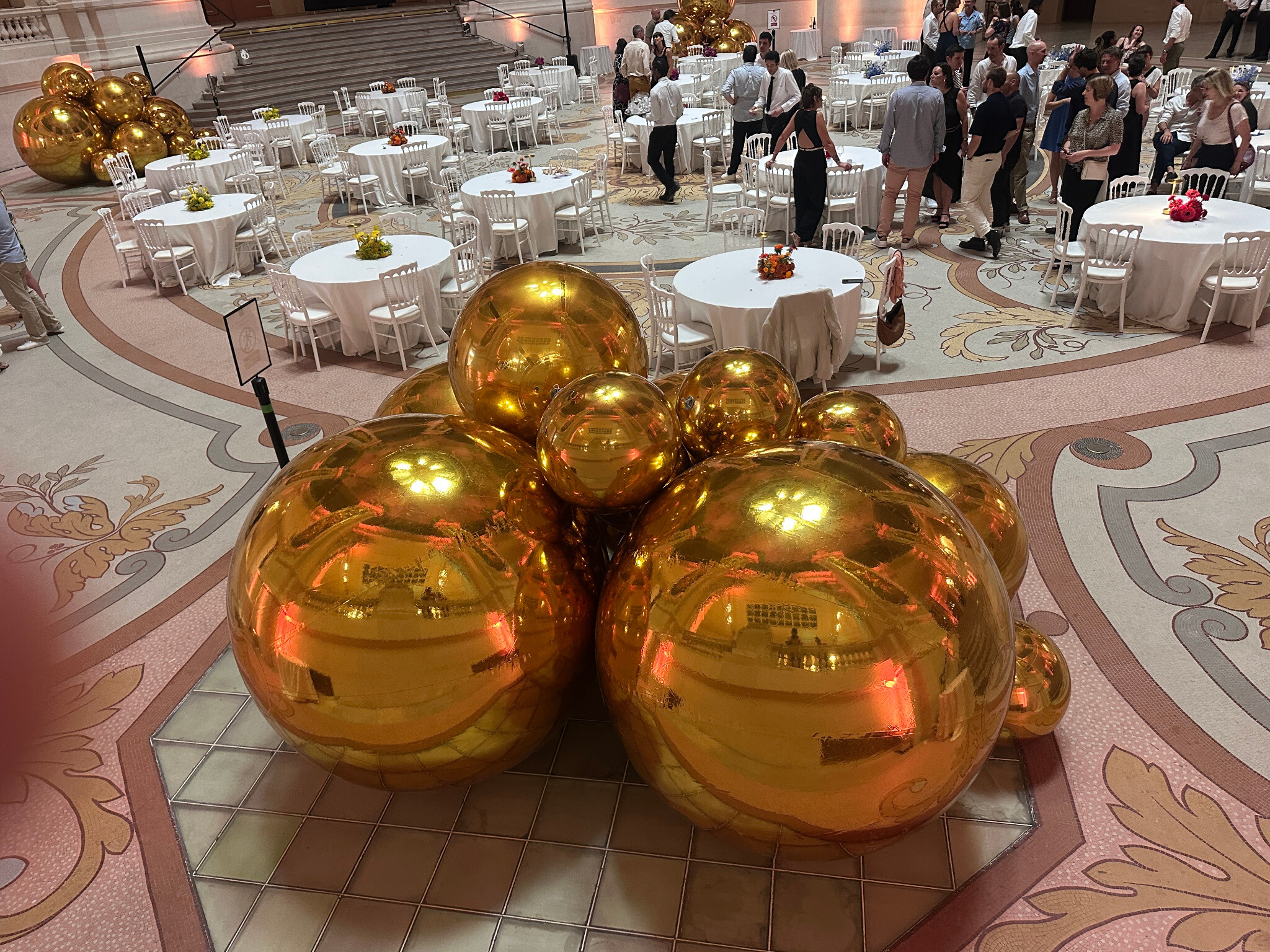 Ballons miroirs dorés pendant une réception