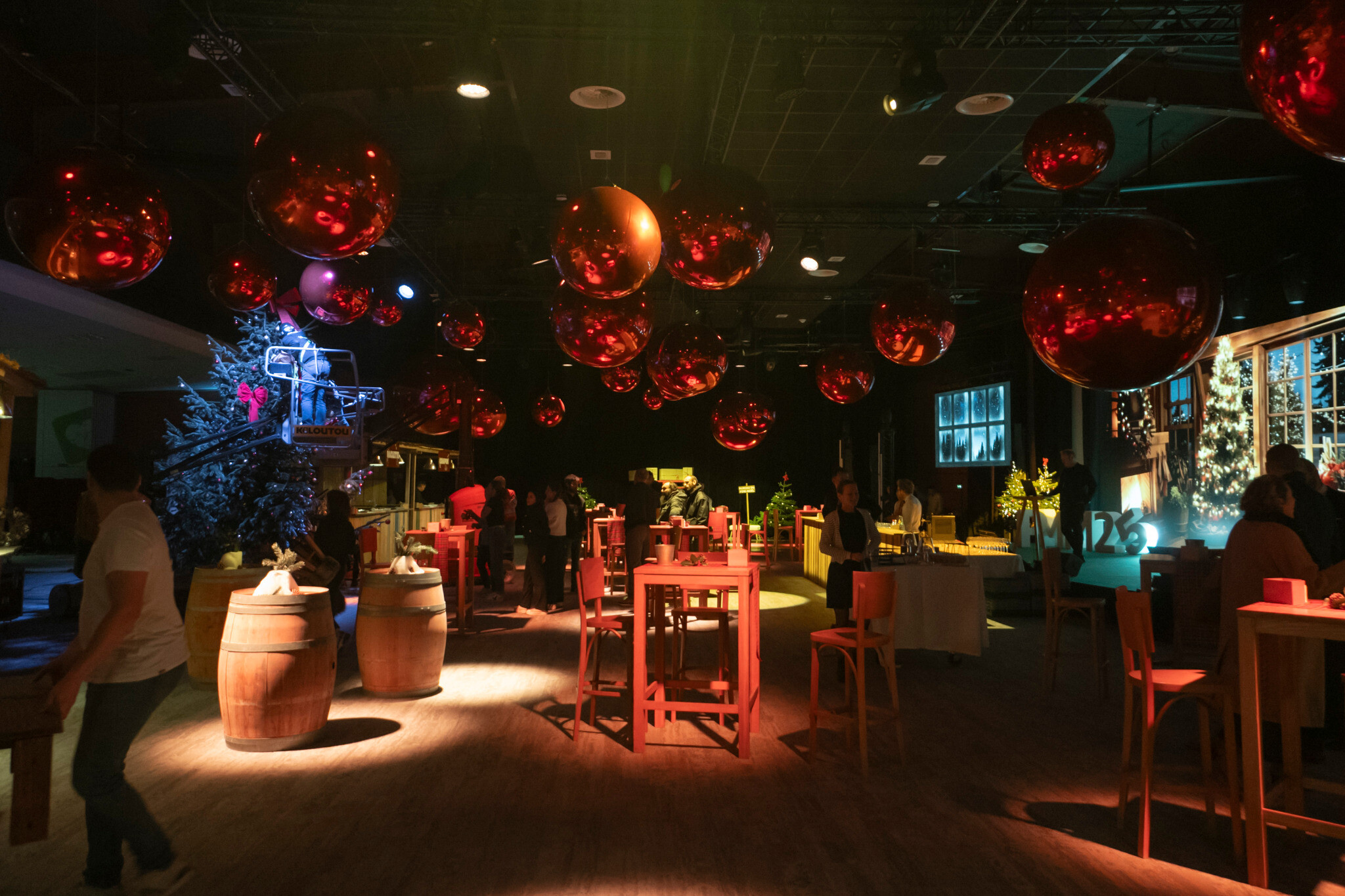 Ballons miroirs rouges suspendus dans un espace événementiel