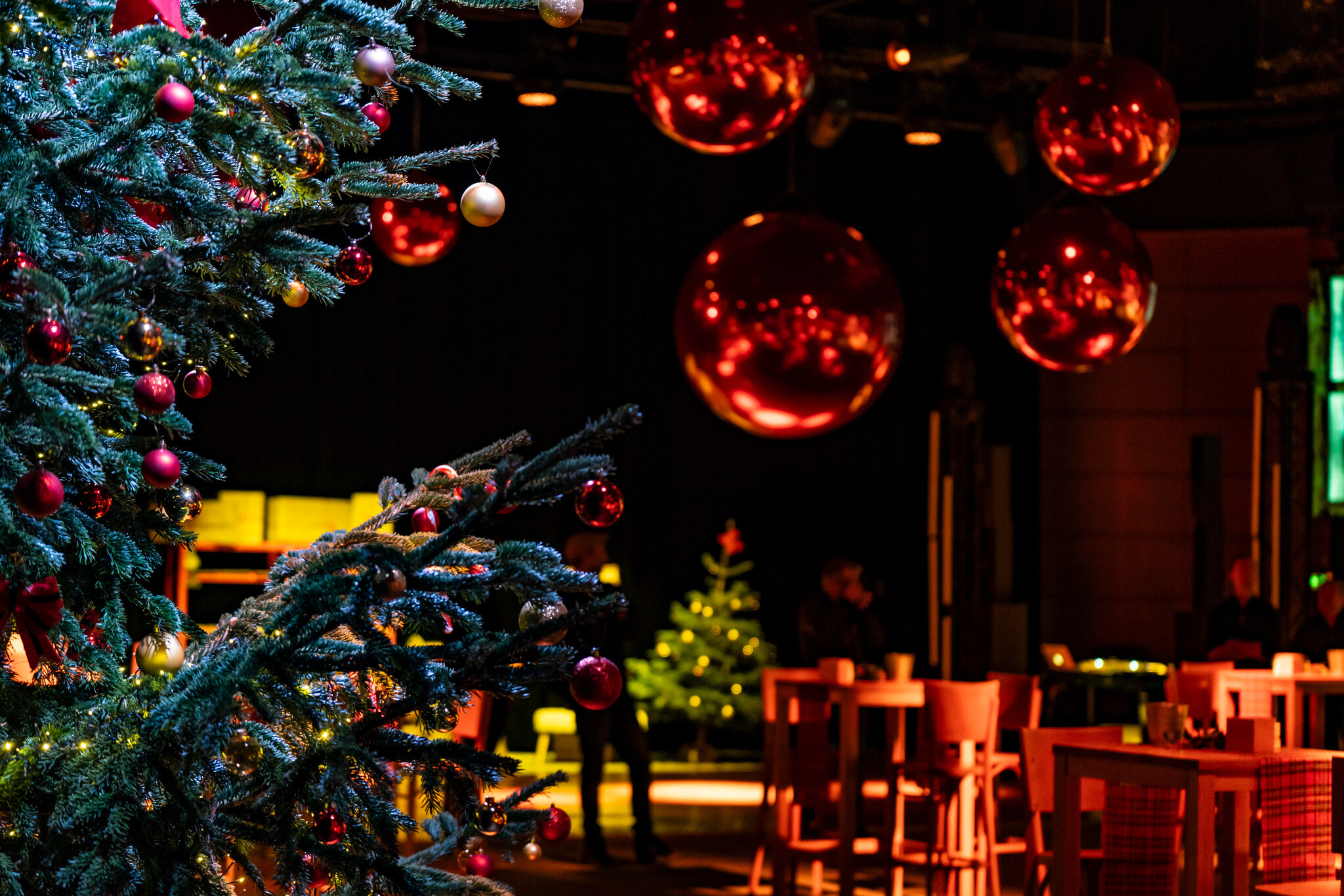 Ballons miroirs rouges près d’un décor de Noël