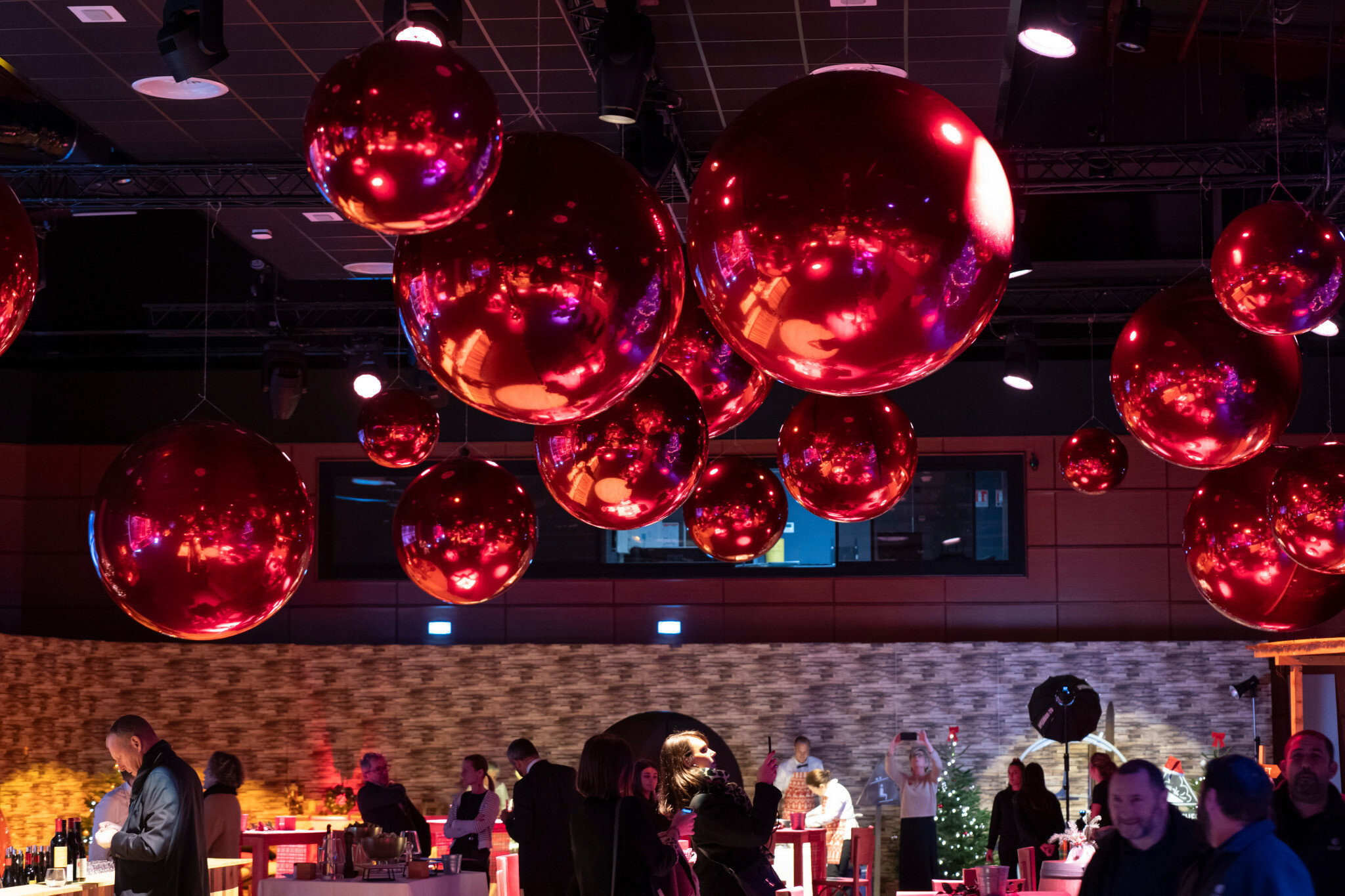 Composition aérienne de ballons miroirs rouges